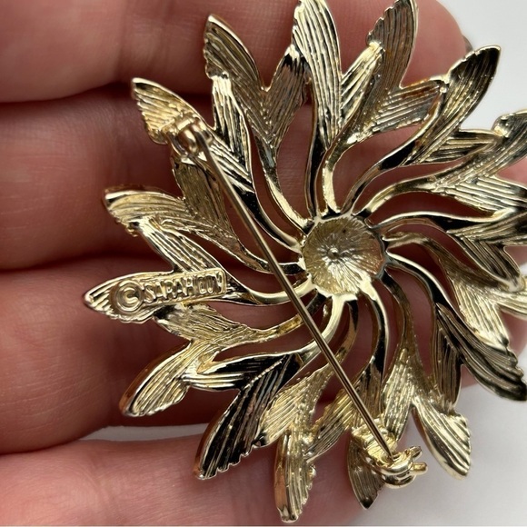 Vintage Sarah Coventry Beautiful Textured Gold Tone Flower Sun Brooch Pin - Picture 4 of 6